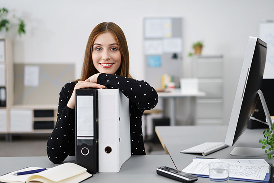 Bureau, ordinateur, Ã  lâ€™intÃ©rieur, femme, affaires, technologie, bureau, adulte, portable, internet, tÃ©lÃ©phone, table, salle, assis, employÃ©, personnes, sans fil, meubles, chaise, professionnel