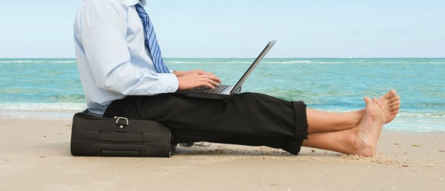 voyage, plage, eau, mer, ocÃ©an, Ã©tÃ©, adulte, bord de mer, dÃ©tente, loisirs, vacances, personnes, celui, sable, homme, plein air, ordinateur, femme, loisirs, ordinateur portable